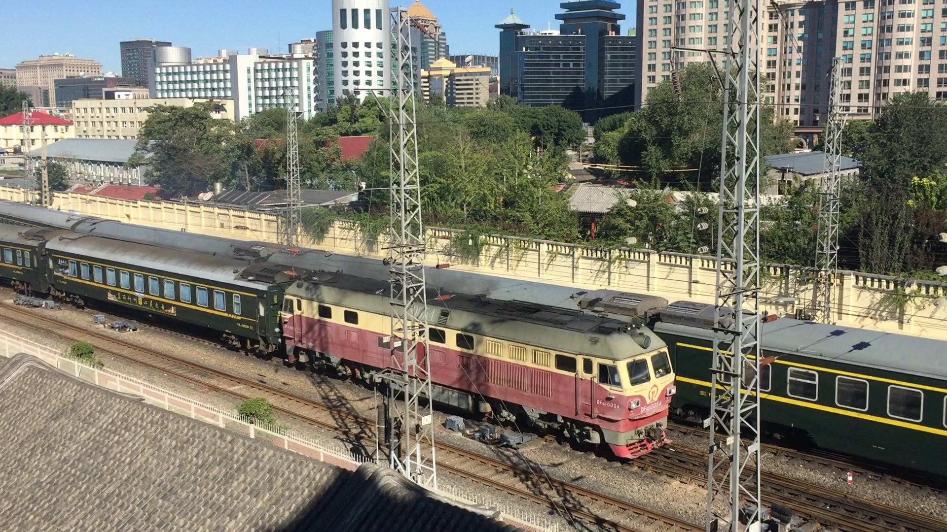 2018925中秋节北京站拍车老虎喷烟出站