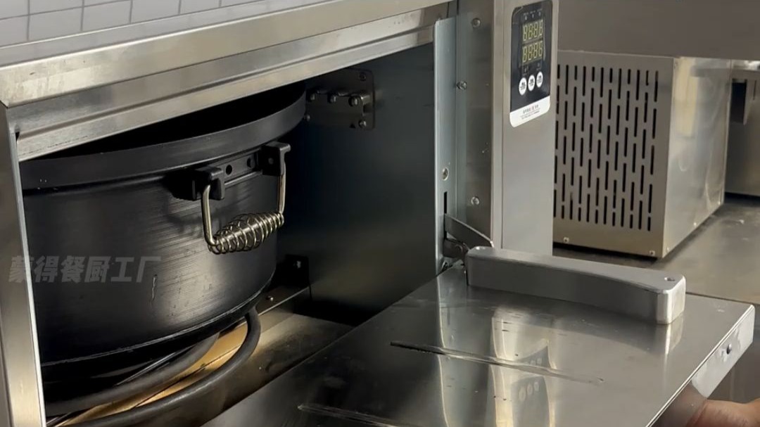 普通电饭锅容易糊底结锅巴,蒸柜米饭成坨发黄