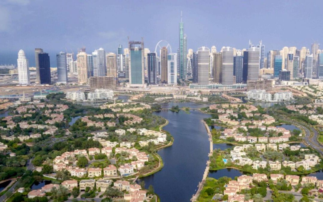 航拍迪拜城市人工湖中的jumeirah人工岛居住区