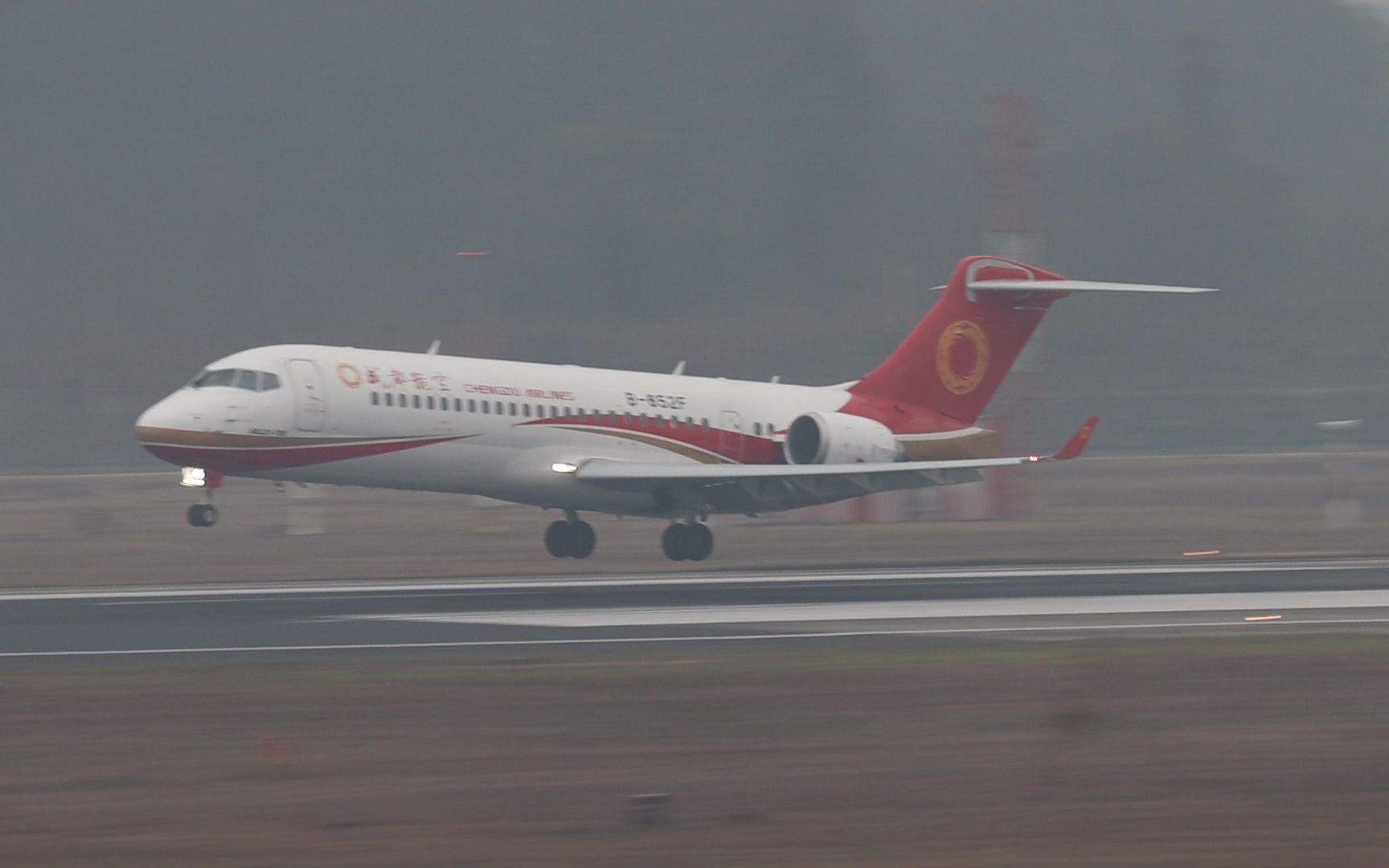 成都航空arj21降落成都双流国际机场