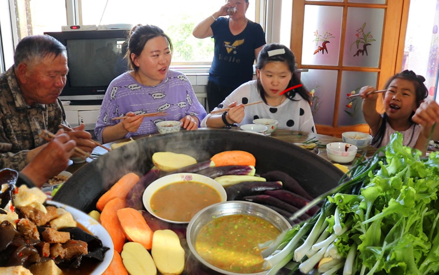 【二美】东北人豪横吃法,地瓜茄子下锅蒸,青菜生吃蒸酱就行