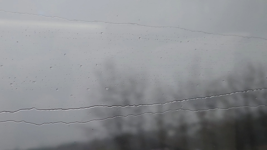 高铁上的雨线