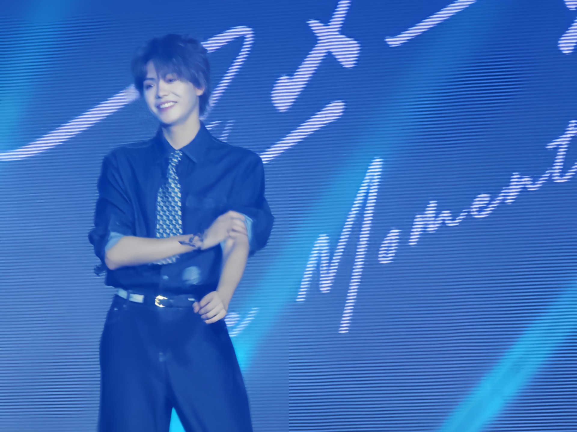 肖宇梁生日会小熊发型玩游戏直拍