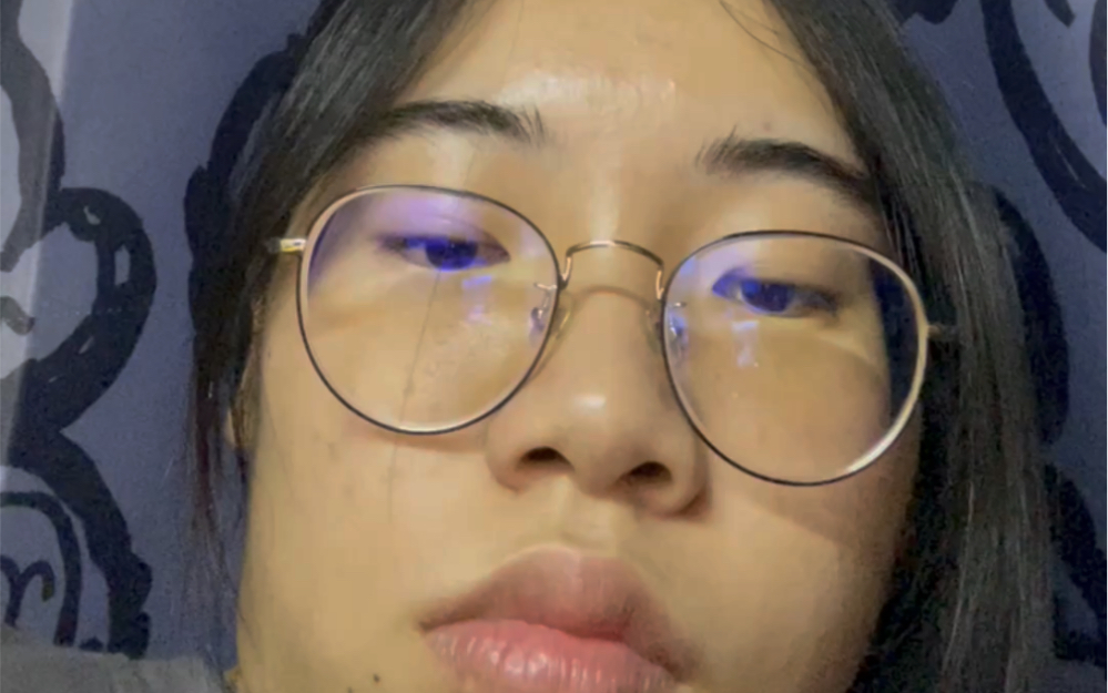 女大学生深夜暗自神伤