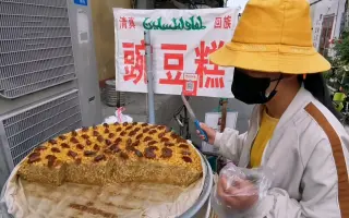 河南街边小吃豌豆糕，香甜软糯，十元一斤非常好吃，老板婉拒拍摄制作过程，无缘得见，是你小时候的味道吗？