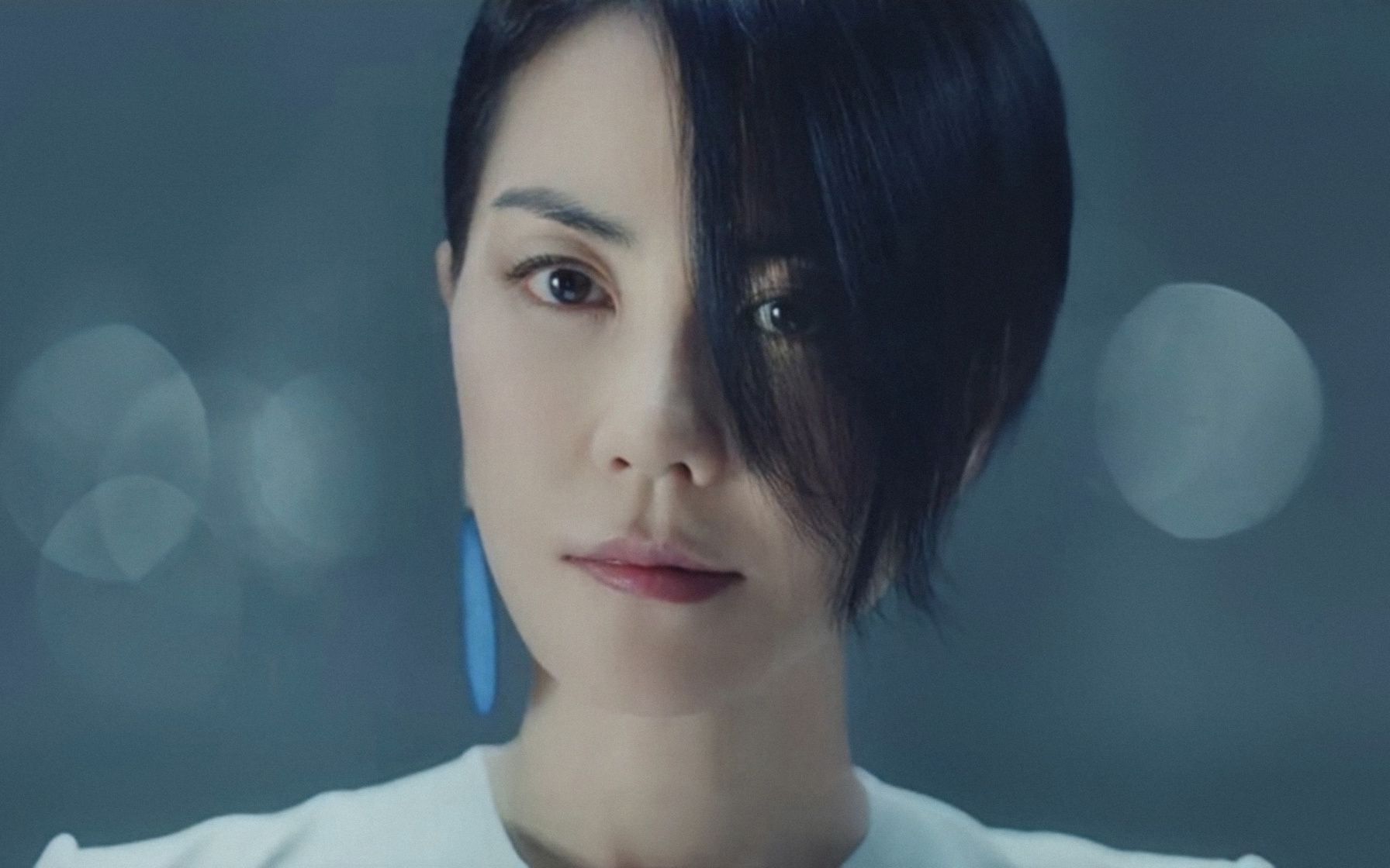 王菲火遍全网的伤感歌曲人间配上美女街拍惊呆了