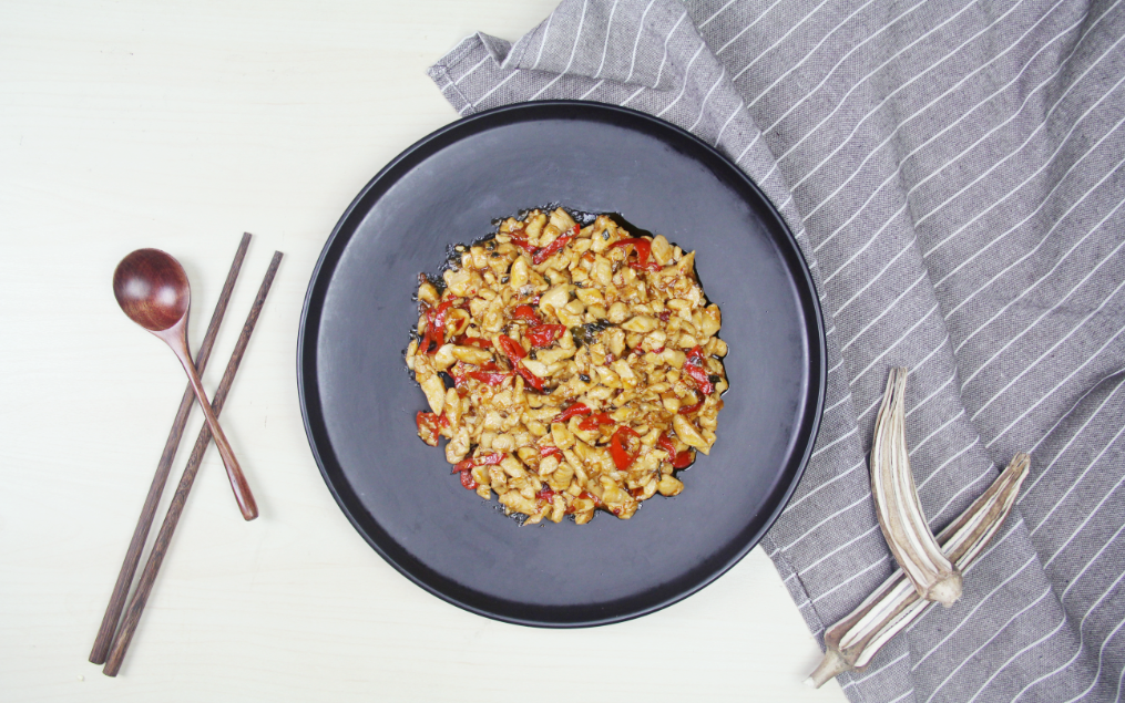 小煎鸡米——鲜嫩鸡脯肉搭配香辣红椒,粒粒分明,香辣嫩滑又下饭