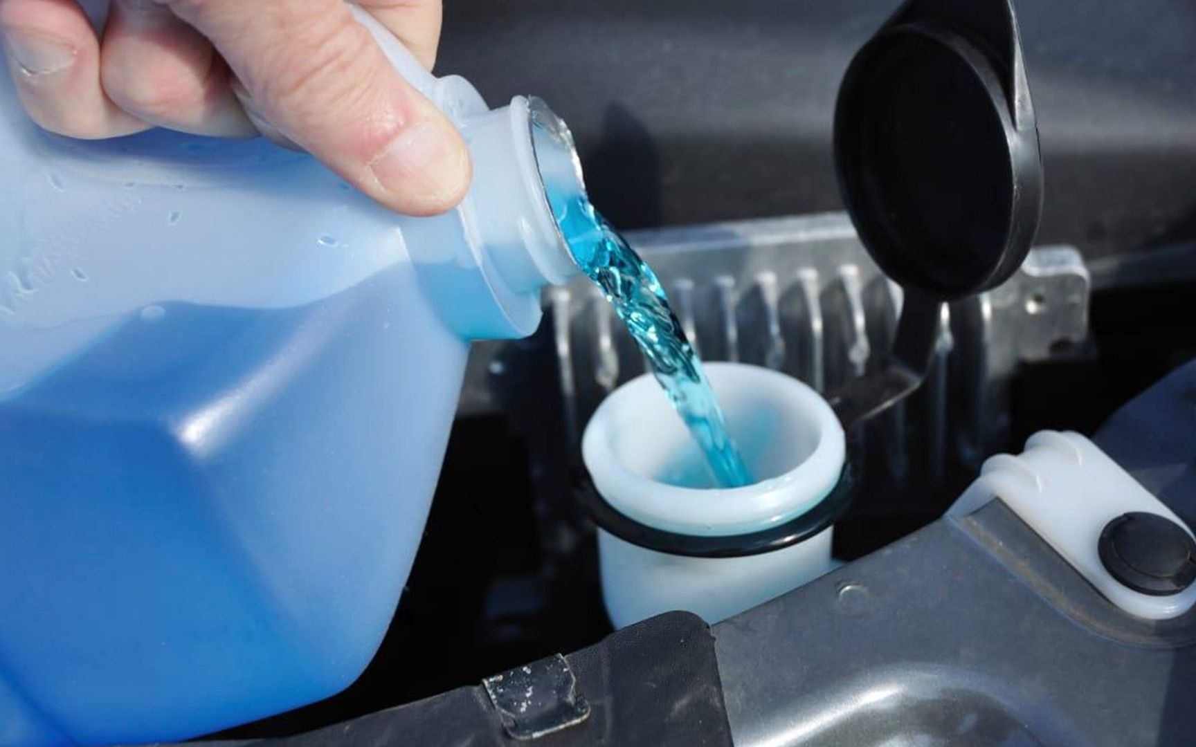 如何正确添加玻璃水?小心做错车子进修理厂,新手记心上