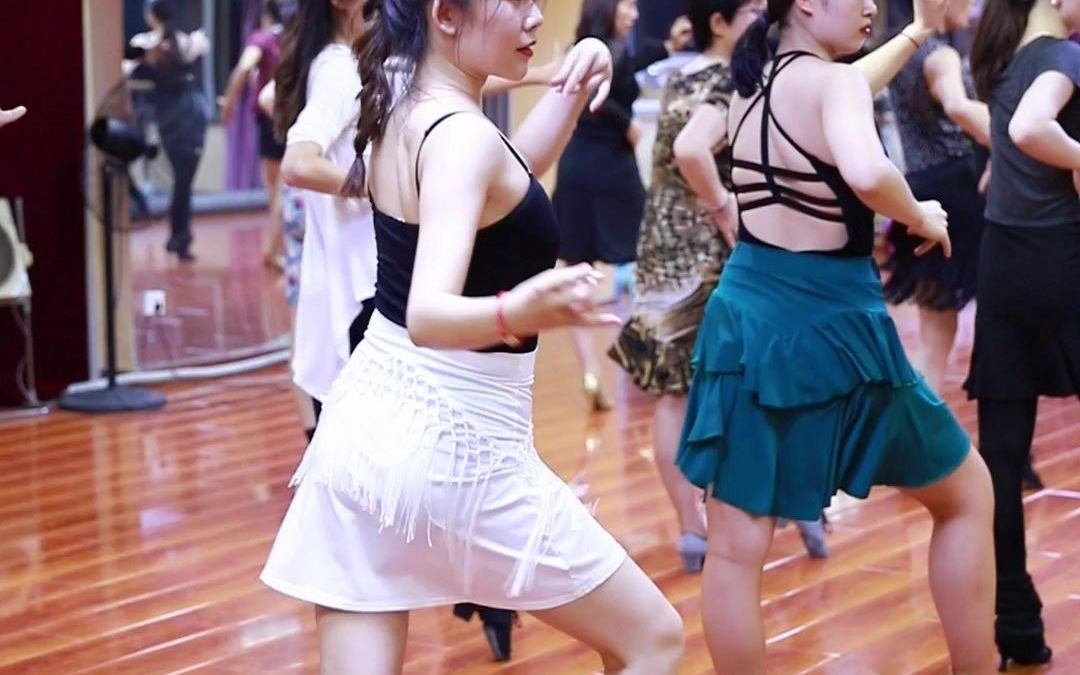 北京拉丁舞培训海潮伦巴滑门步