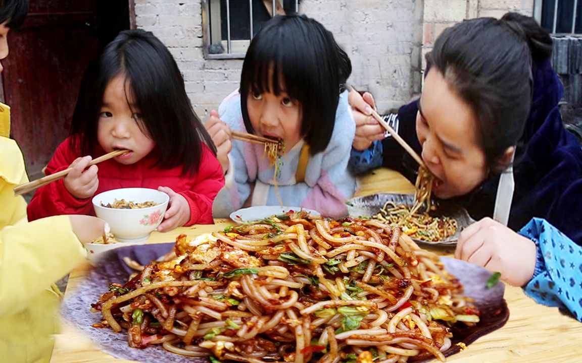 苗大姐出奇招剁辣椒炒粉,手忙脚乱急死人,吃粉有人抢似的