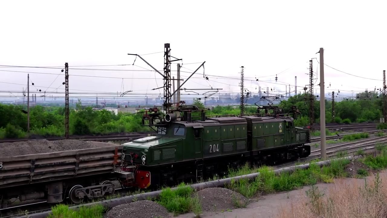 工矿运输el21-233 и el21-204 大鳄鱼电力机车