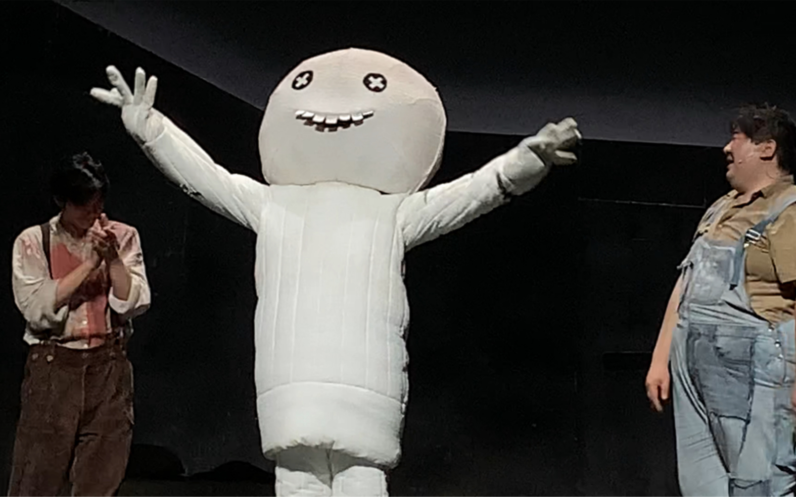 周一围话剧枕头人广州首演谢幕全场