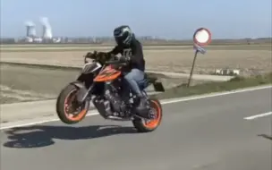 Télécharger la video: KTM1290买车两年，前轮胎毛还在