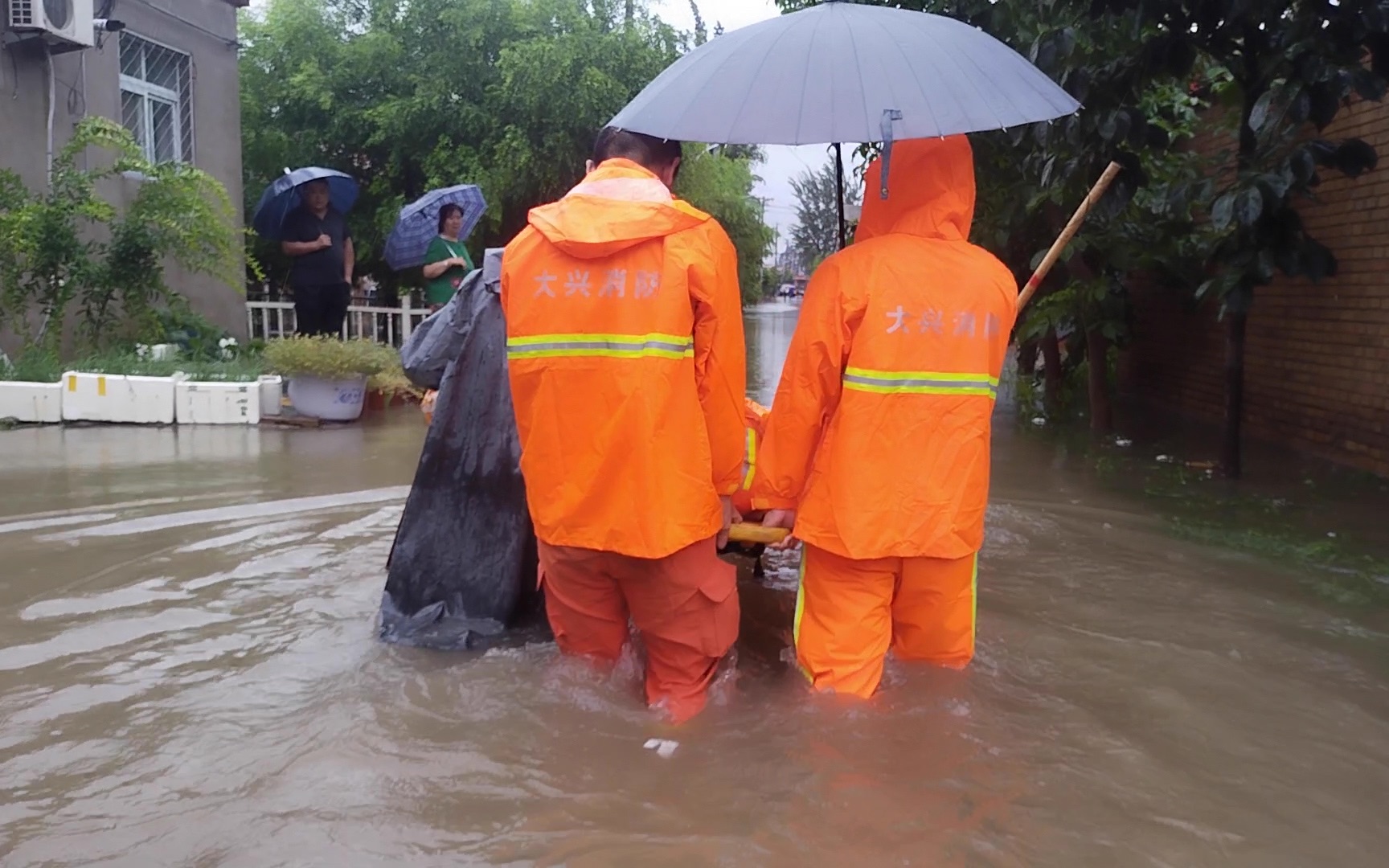 北京暴雨村庄内涝80岁老人被困 消防紧急救援将其转移