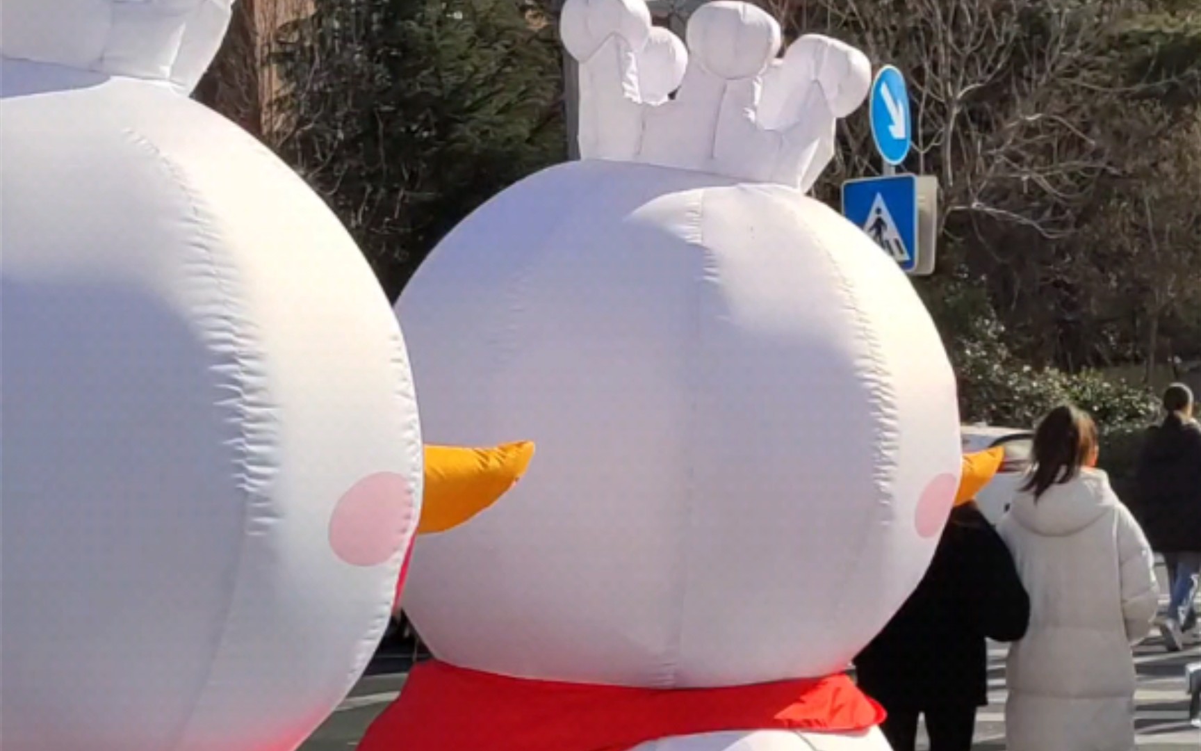 嵙大北门蜜雪冰城两只雪王爱跳舞