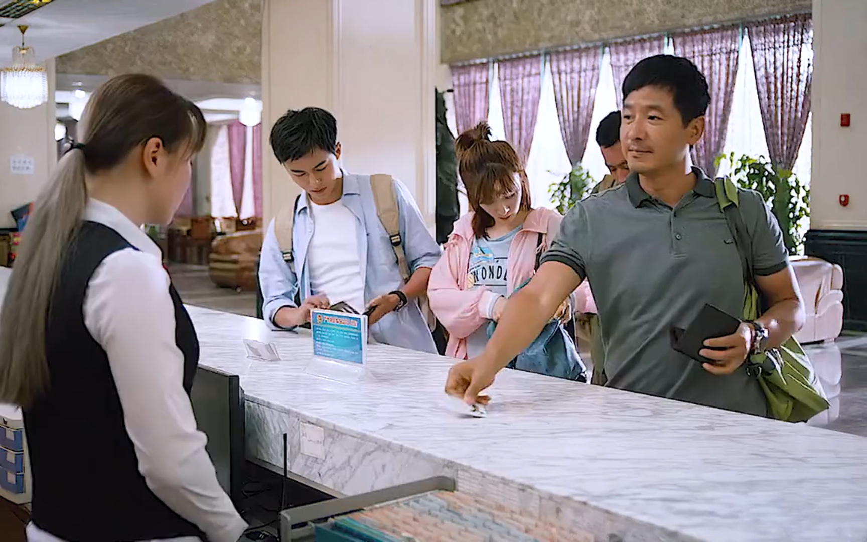 在这酒店要是没把家伙根本不敢住!天下无诈