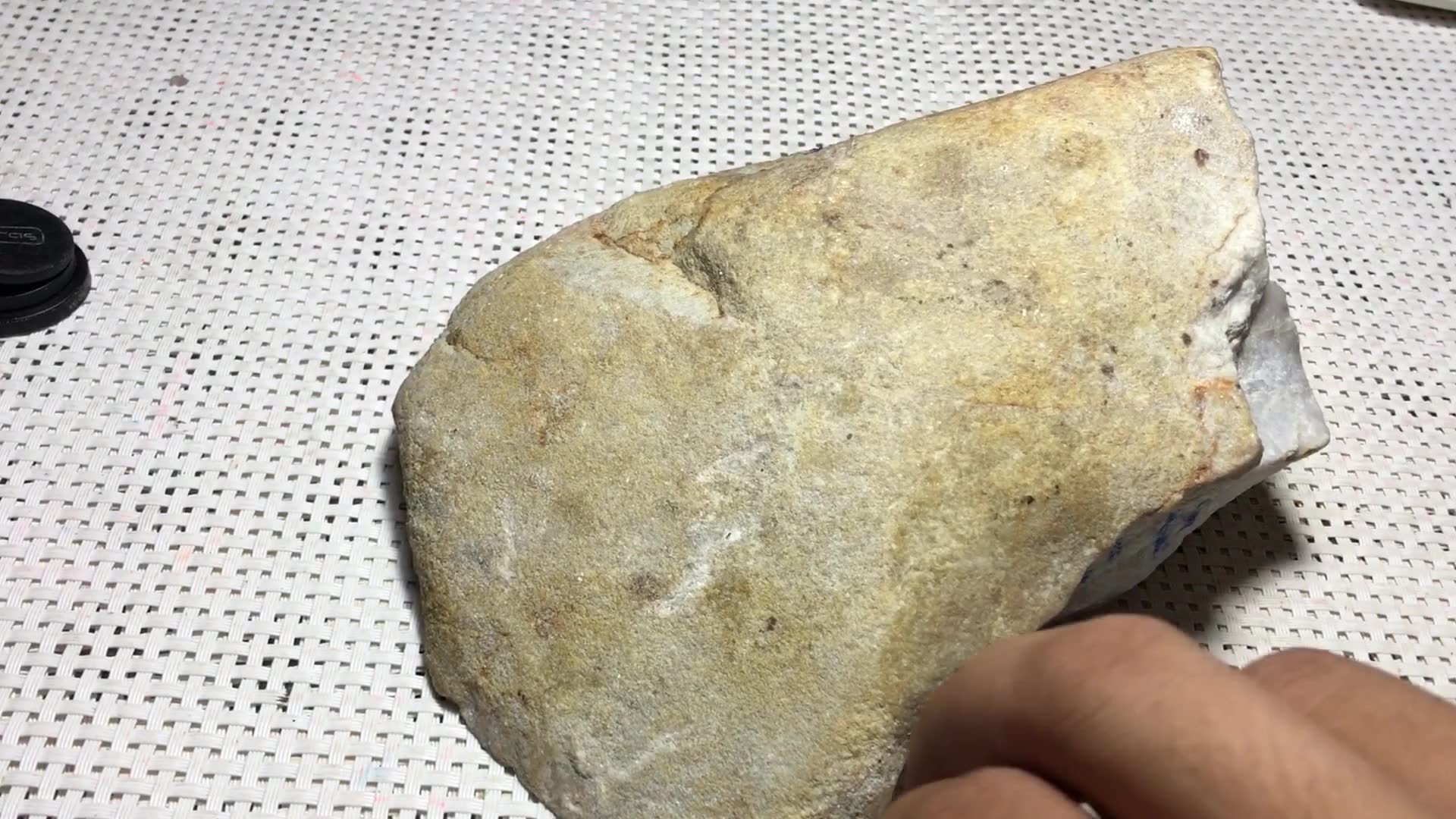 木那场口黄沙皮翡翠原石切开后没想到里面是这个颜色