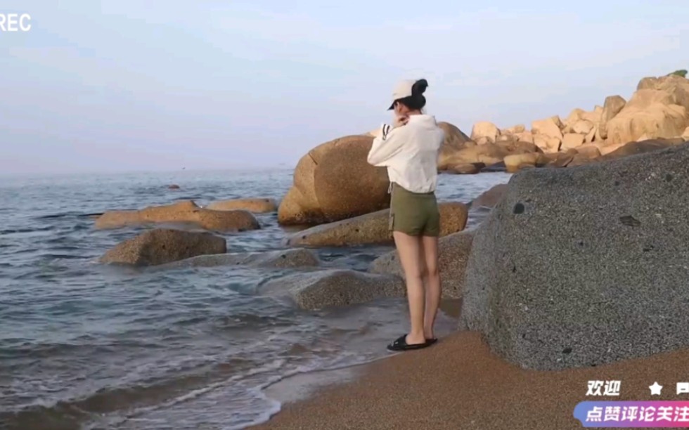 女孩独自在无人居住的海边露营过夜,聆听大海的声音,在海边的朋友不妨也去试试哔哩哔哩bilibili