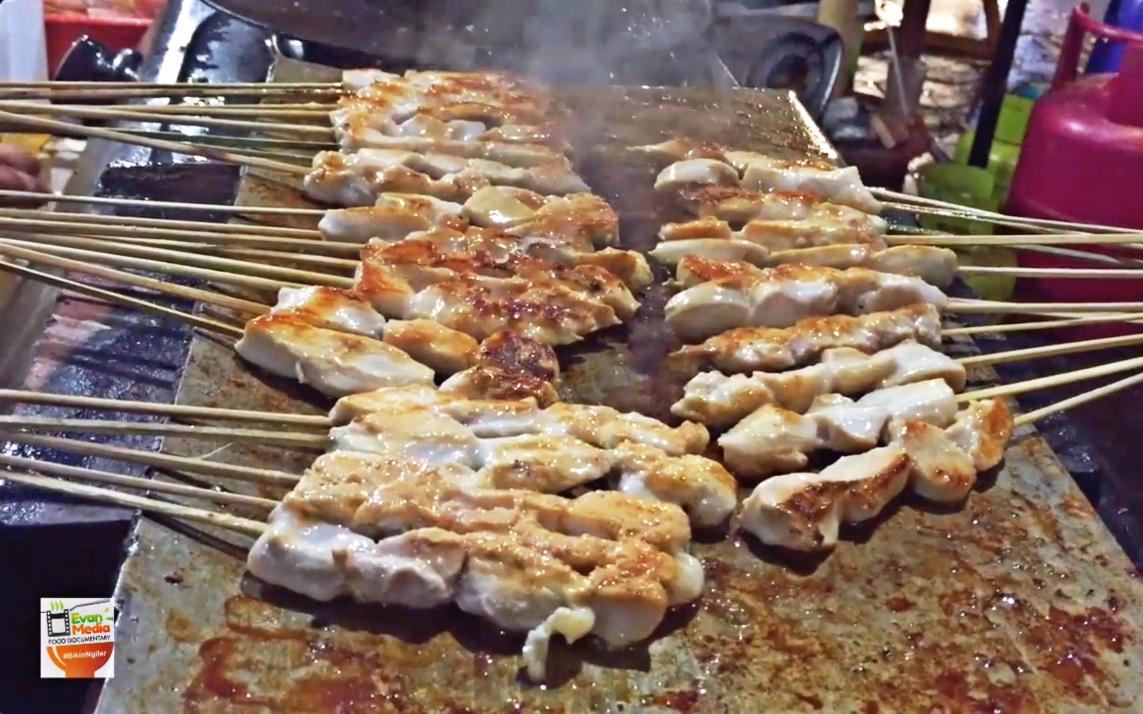 印尼夜市路边摊铁板烧鸡肉串先沾腌料再煎熟味道不错