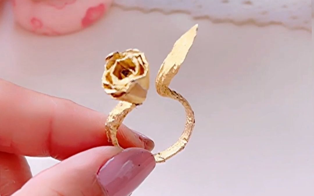 教你用巧克力纸做一个好看的玫瑰花戒指送给你喜欢的人吧!特别简单哦
