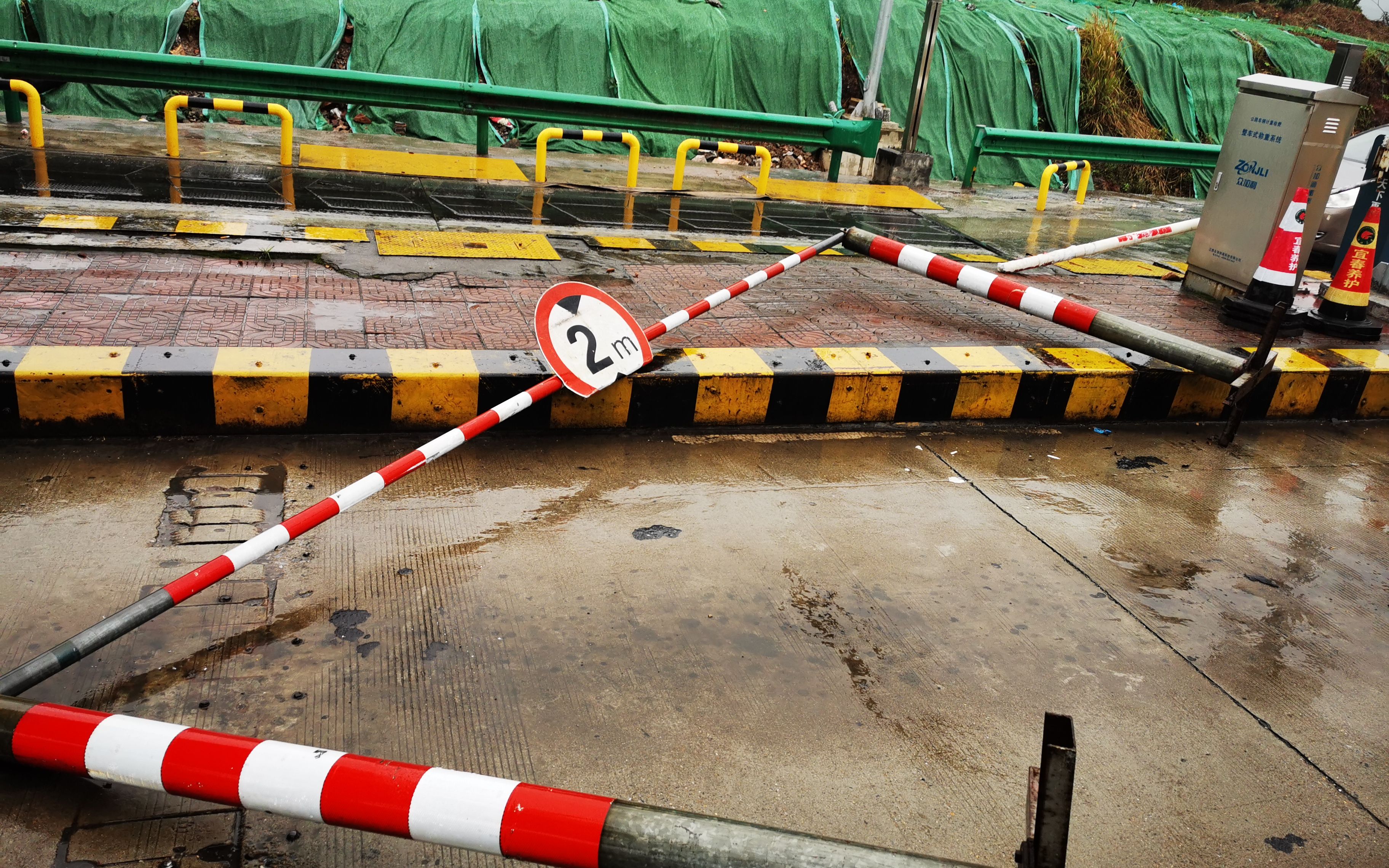 v90房车首撞限高杆,看修理厂如何复原!