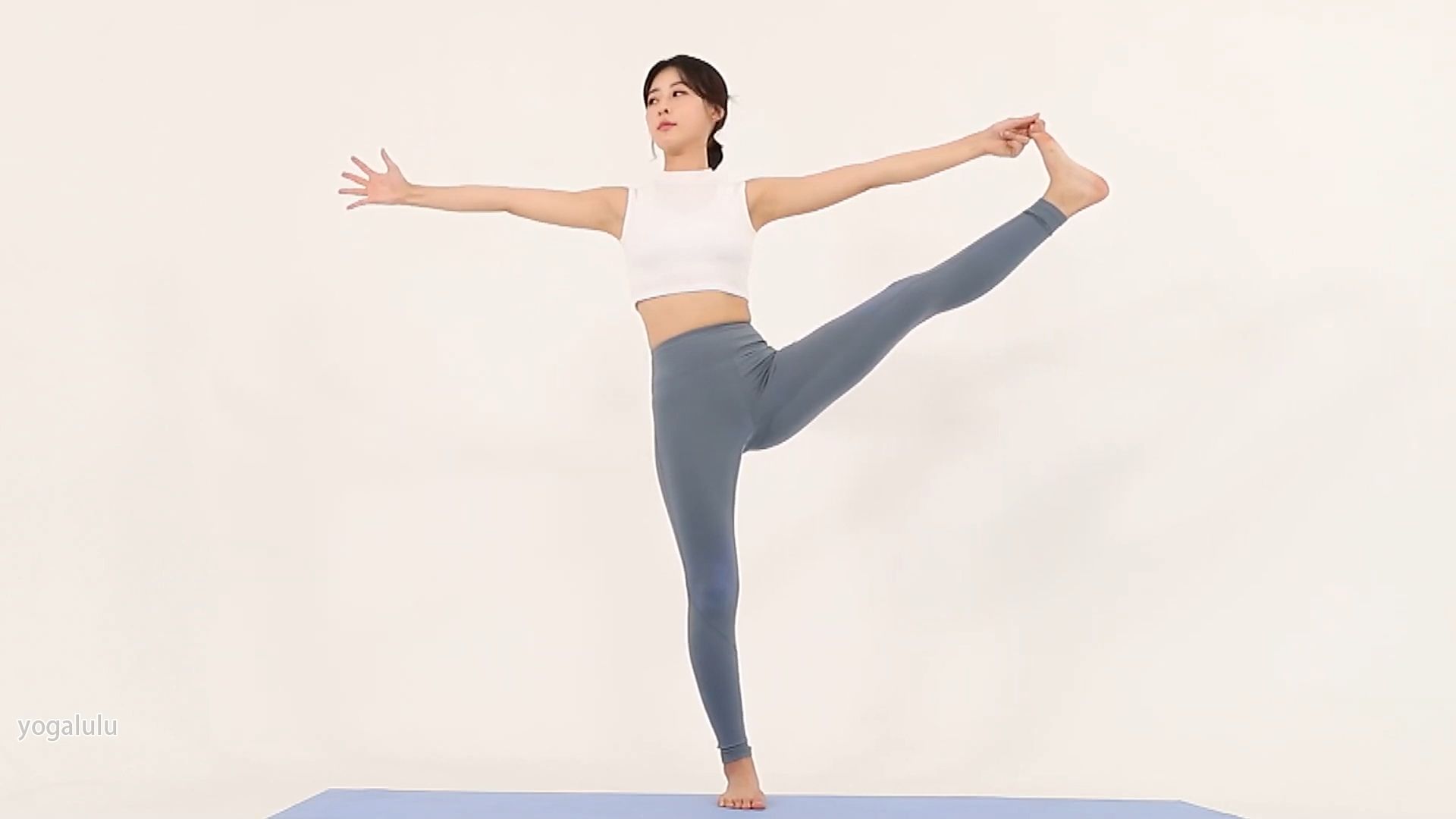 零基础学瑜伽,手抓脚趾,单腿站立拉伸