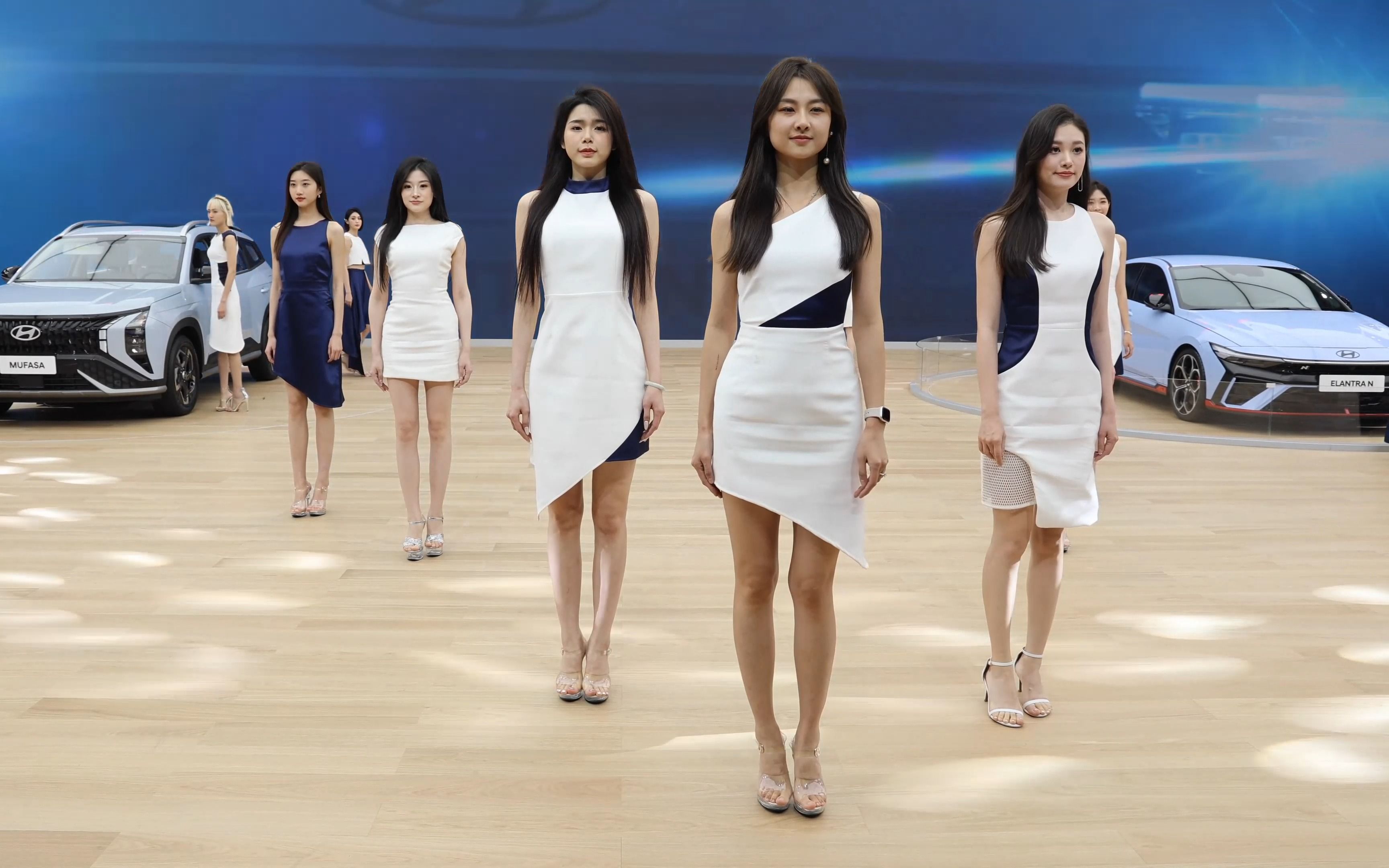 2023上海车展北京现代展台车模走秀表演