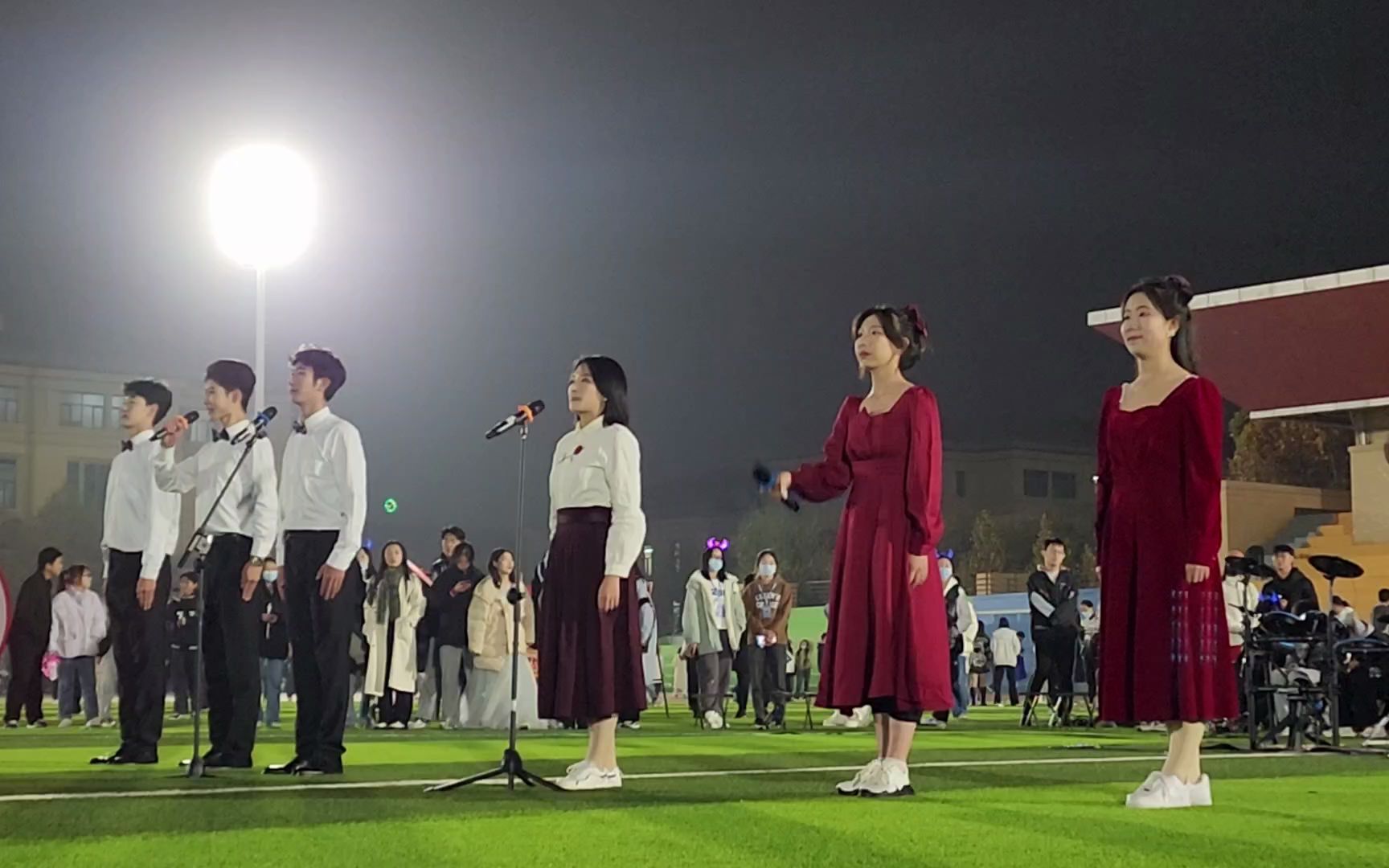 [图]太原理工大学荧光夜跑音乐会《青春献礼二十大，传承奋进向未来》朗诵