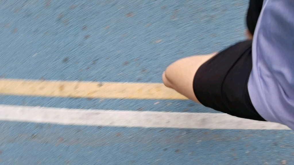 我是硬地王光脚跑步干沥青路