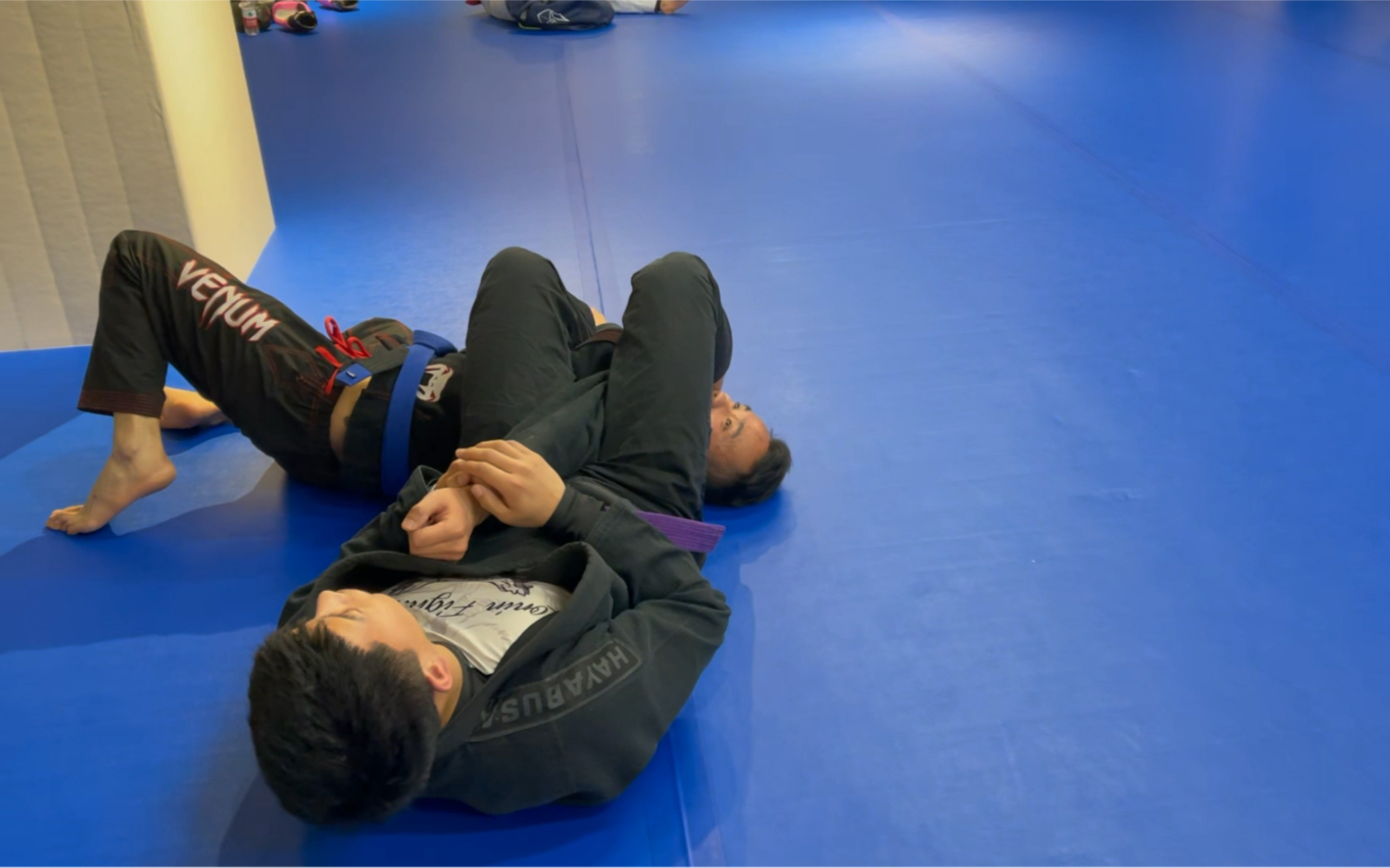 大志教练巴西柔术课堂讲授巴西柔术花扫接另外一种变化的十字固拳霸