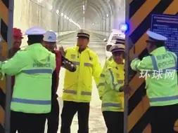 Скачать видео: 独库公路正式封闭，关门时两侧人员握手再见，2025年春天再见