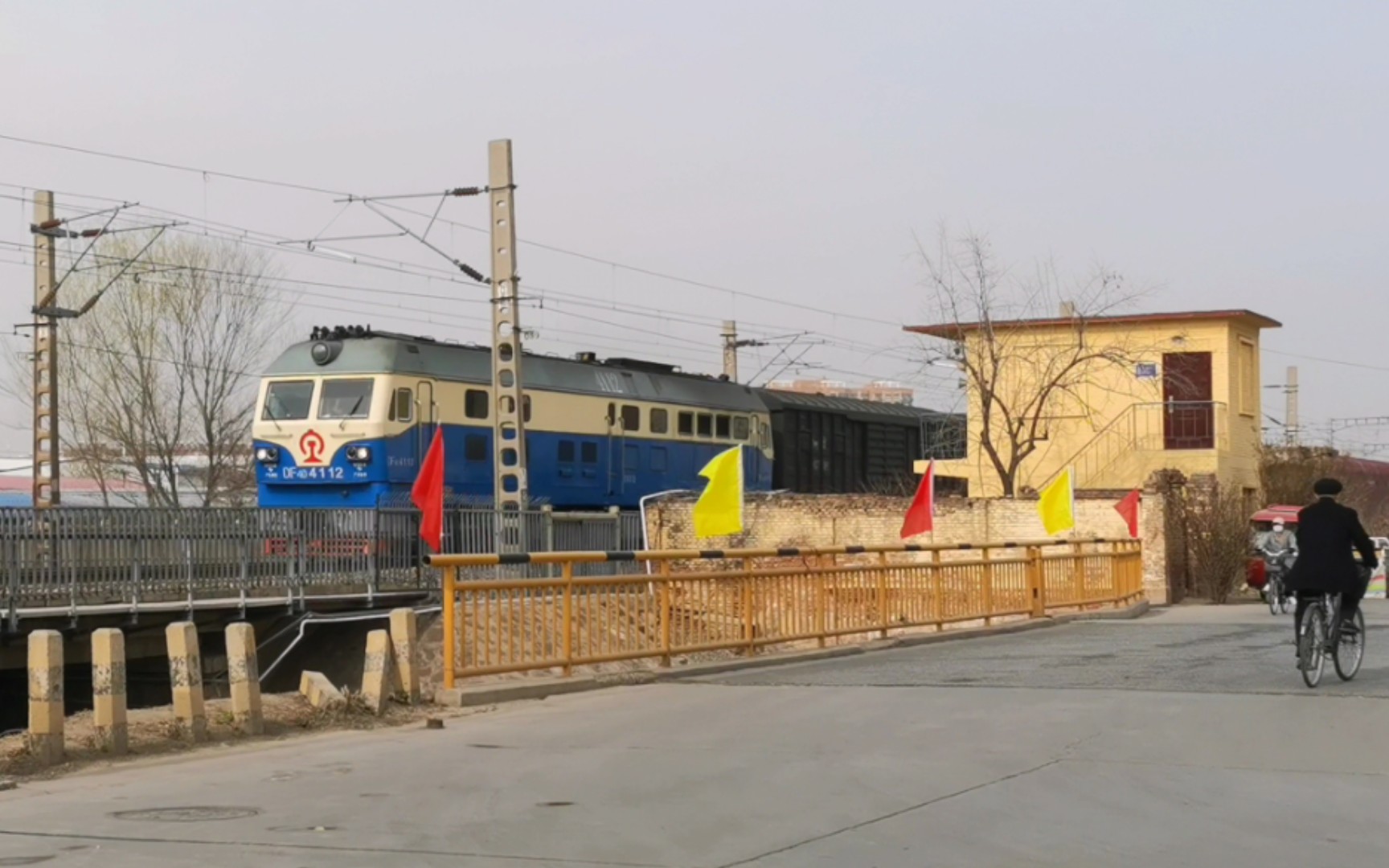 【内燃机车】df4b-3651,df4d-4112通过河道桥