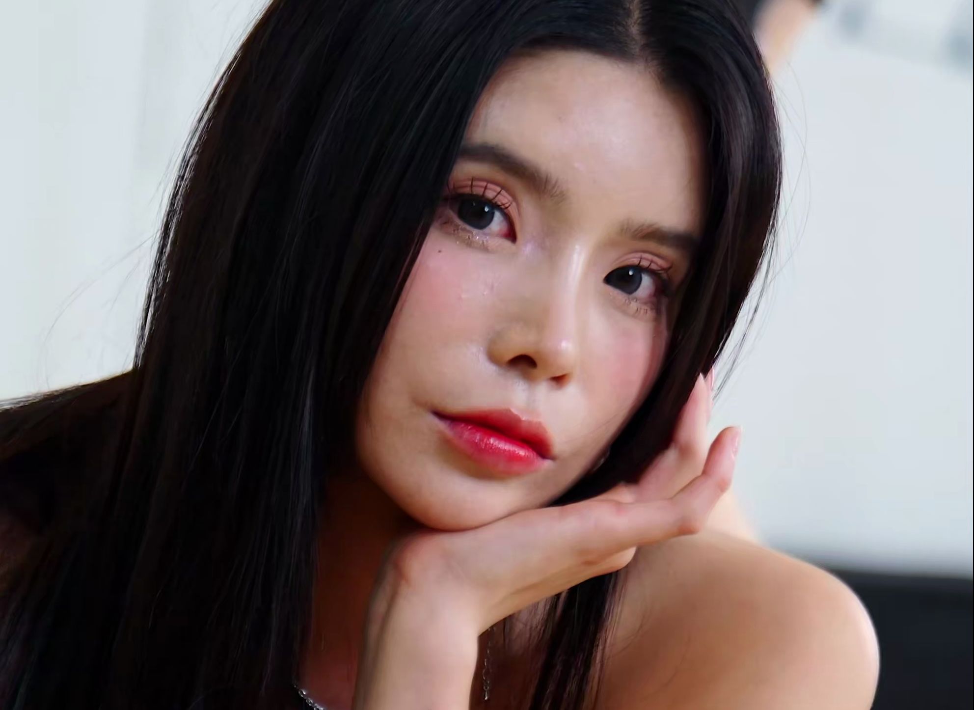 美女模特李颂彬【黑色斜肩吊带背心白色热裤】时尚穿搭摄影78