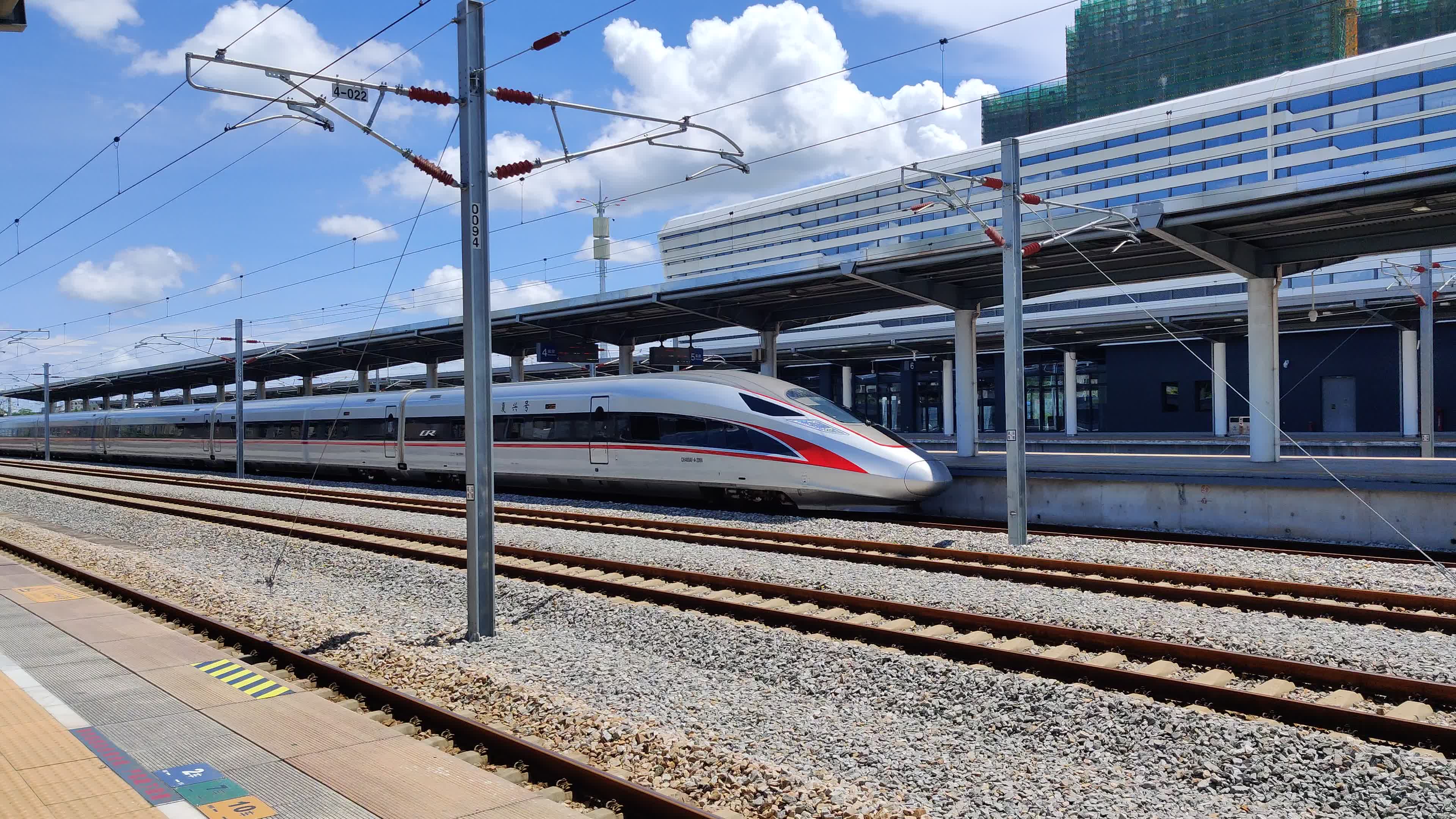 g6127(长沙南→湛江西)13:05进茂名站4站台