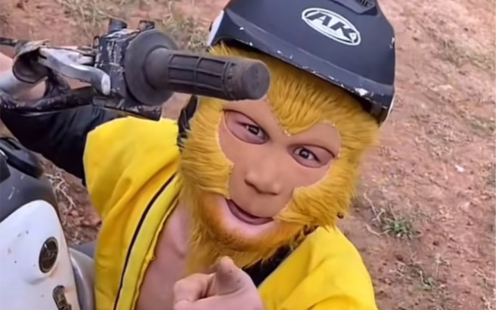 猴哥也是不想事 用小摩托飞场地 每天不定时更新 多多支持兄弟们 抖音