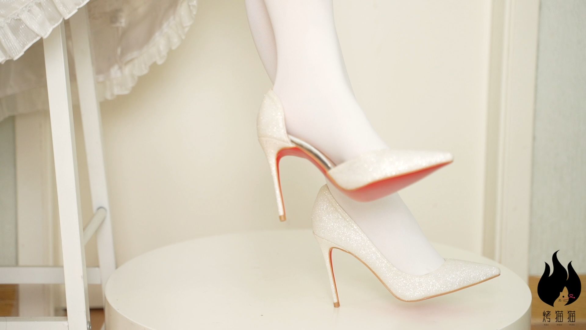 侧开红底高跟鞋试穿