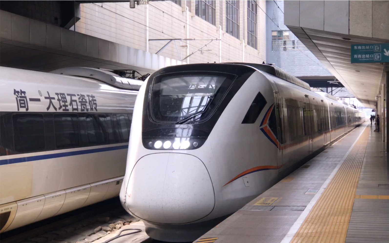 郑焦城际crh6a进郑州站砸了它