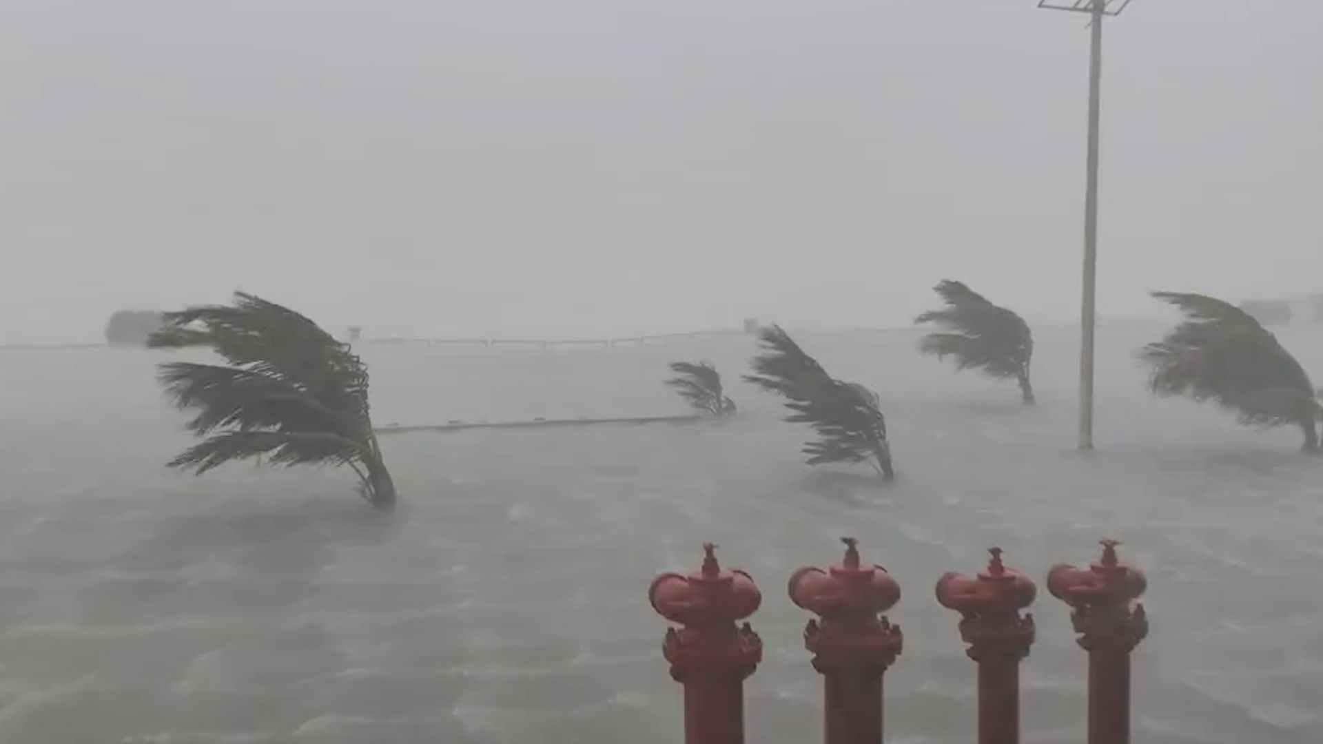 罕见!台风“潭美”带来狂风暴雨 海南三沙出现海水倒灌哔哩哔哩bilibili