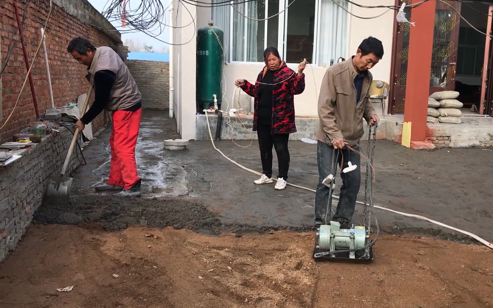 今天师傅过来打地坪,混凝土上面铺一层水泥浆,打完看着真结实哔哩哔哩bilibili