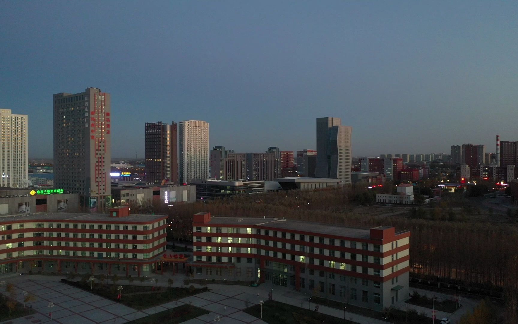 [图]东北石油大学 无人机航拍夜景