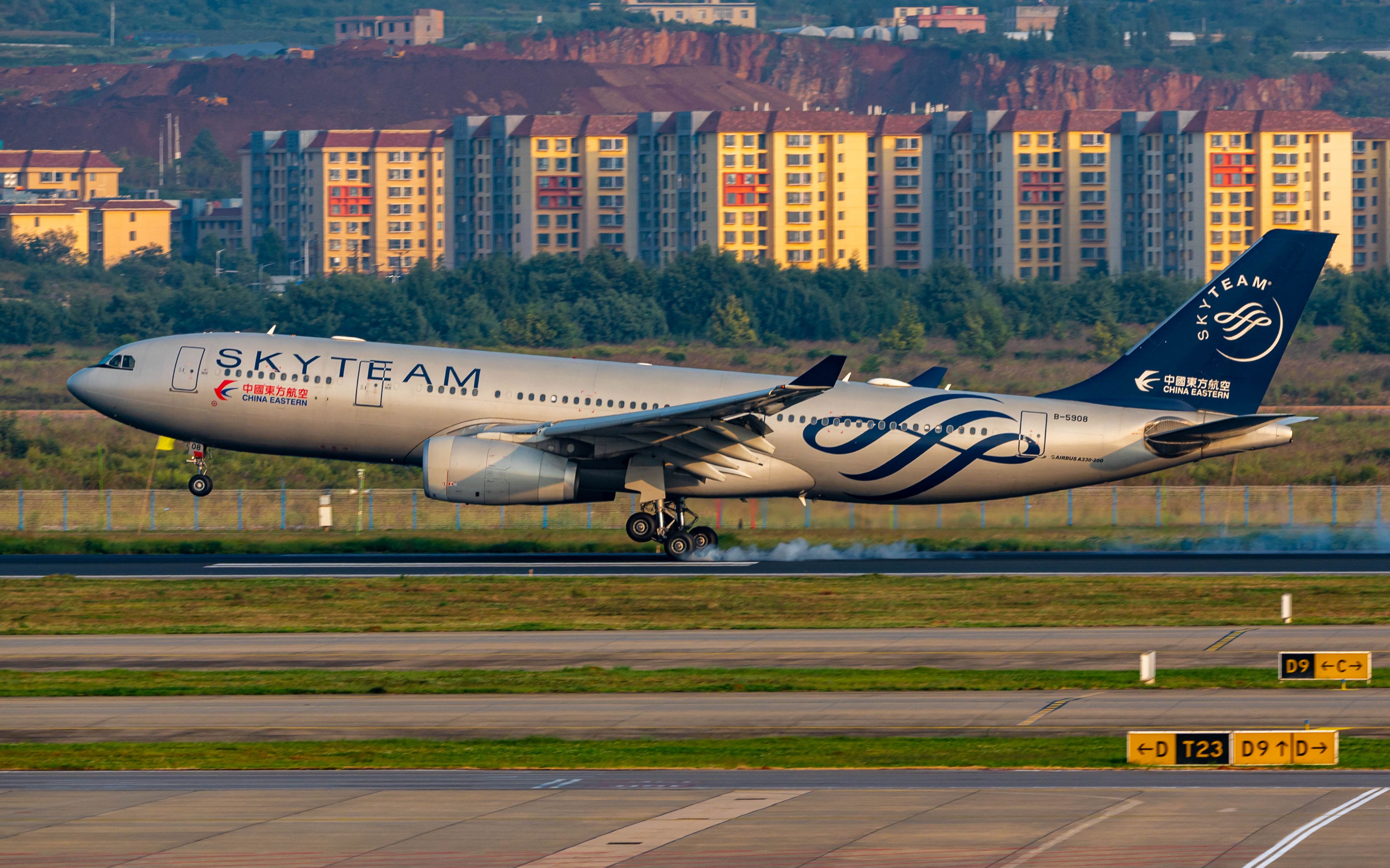 东航天合a332夕阳下降落昆明长水国际机场,偶遇天合321和小电扇