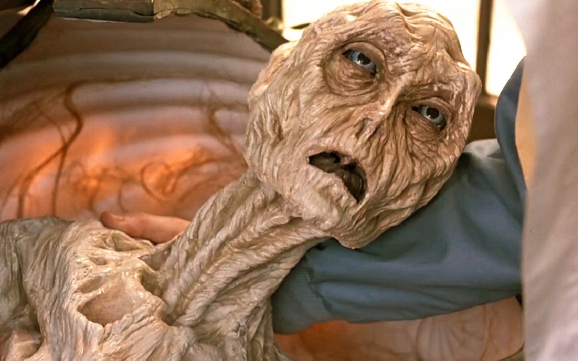 外星能量能让人年轻人们疯狂吸取导致外星人枯竭死亡