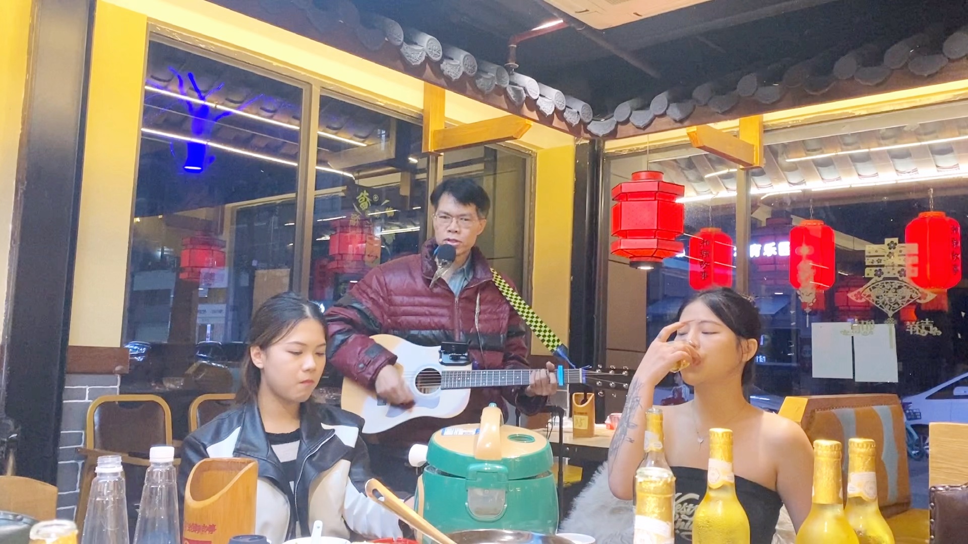 大排档歌手的故事:隔壁桌的靓仔为美女点歌