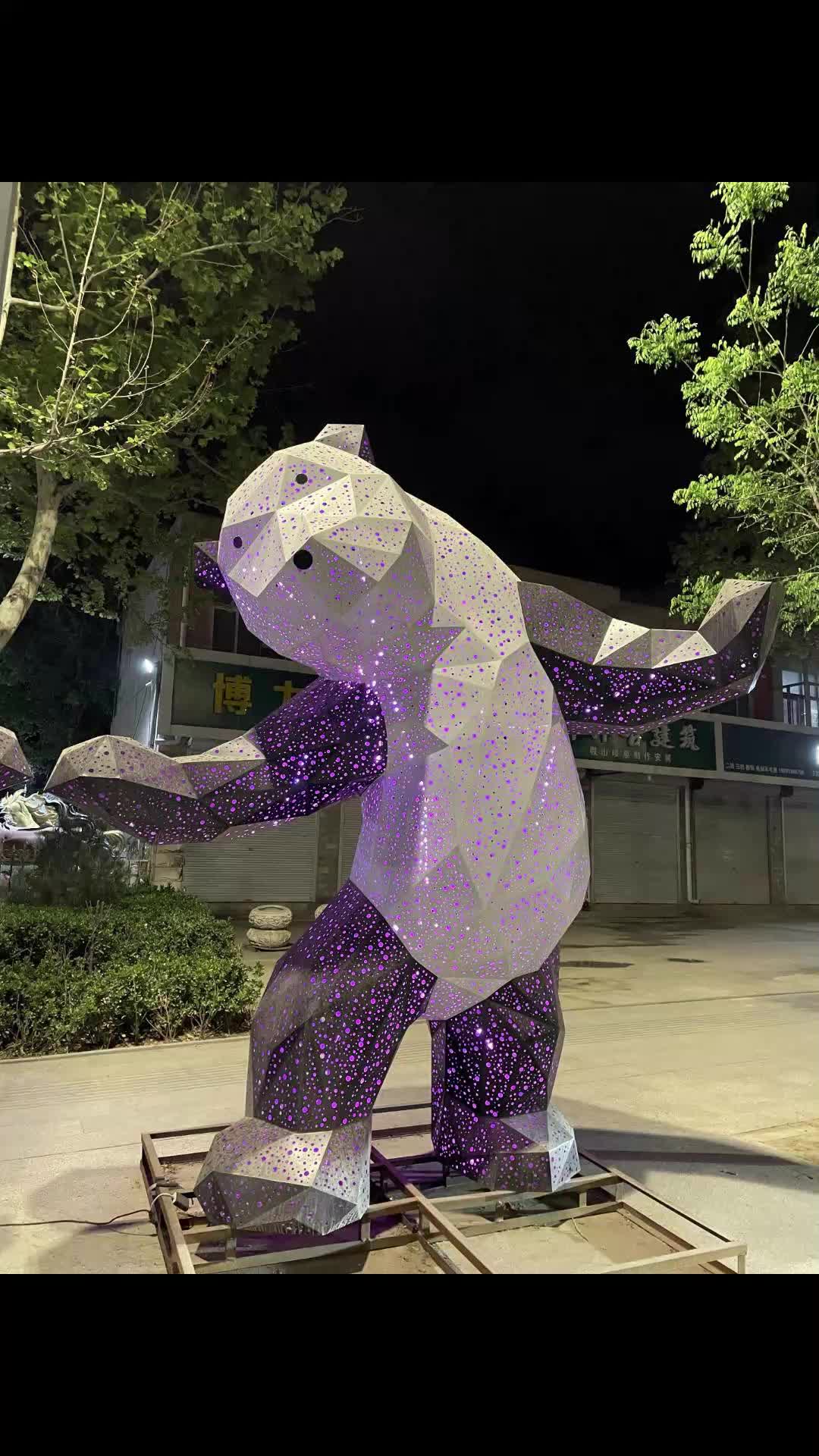 大型广场雕塑公司,带您欣赏我厂制作的发光雕塑,新颖美观;做工精湛