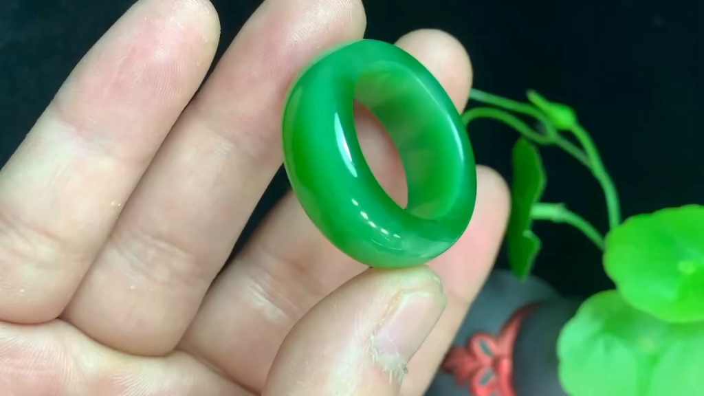 和田碧玉阳绿猫眼荧光22mm内径扳指,俄料老料,玉质细腻脂粉油性十足