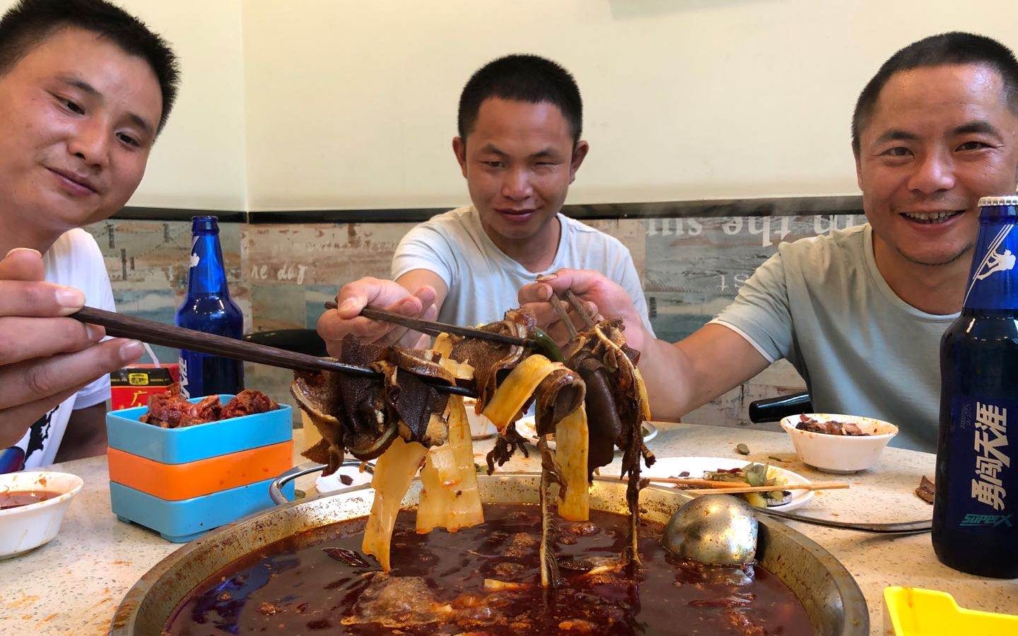 兄弟三个进城吃火锅老三样酒上桌菜下锅自助火锅吃成麻辣烫