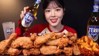 Скачать видео: 【搬运】240926 | BOKI欧尼mukbang 肯德基香辣脆皮炸鸡＋调味炸鸡＋原味炸鸡＋炸鸡皮＋啤酒