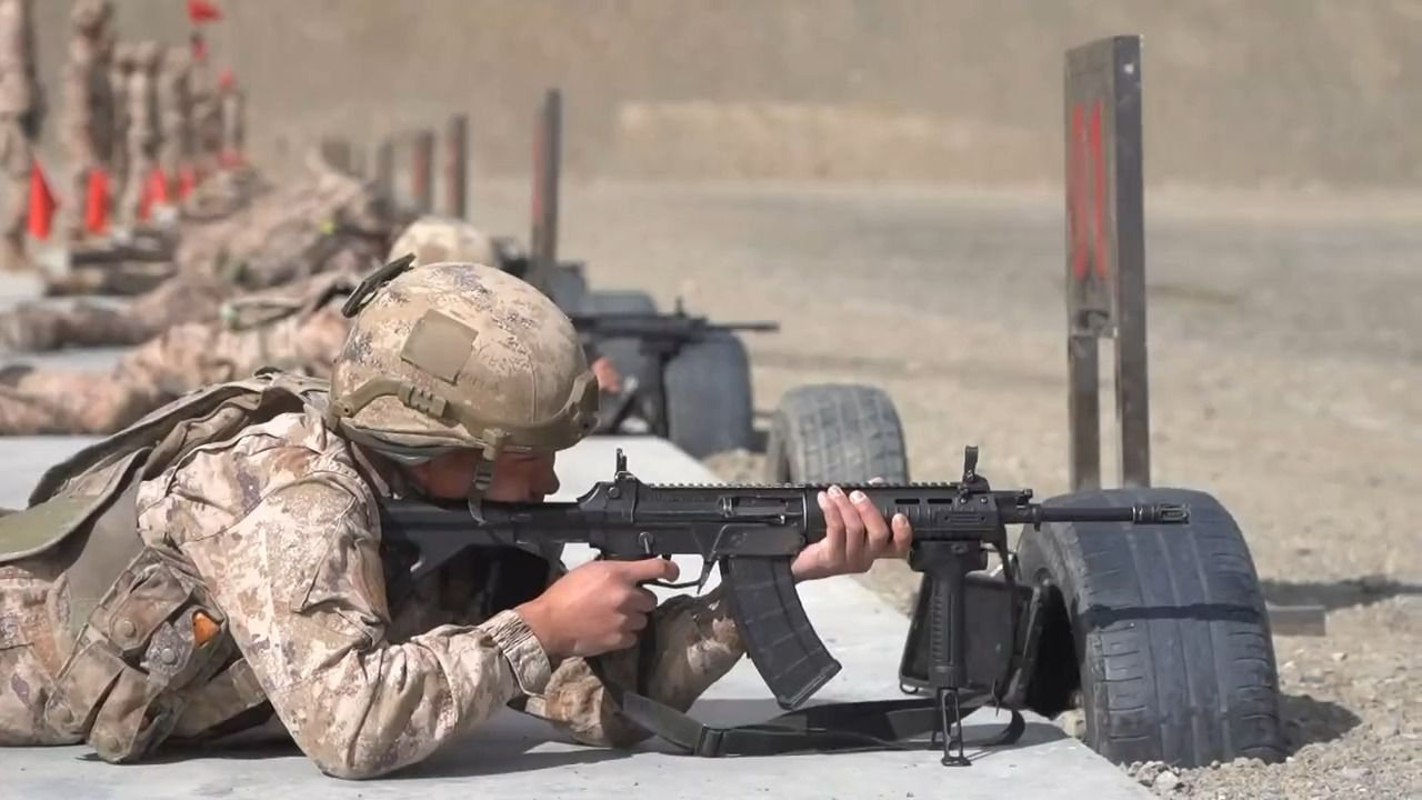 兵哥哥带你到实弹训练场感受打靶枪声的魅力