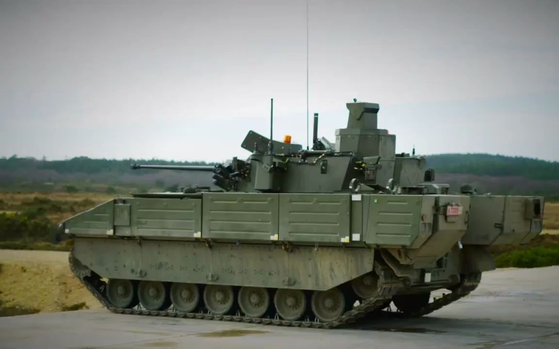 英国阿贾克斯装甲车进行实弹测试