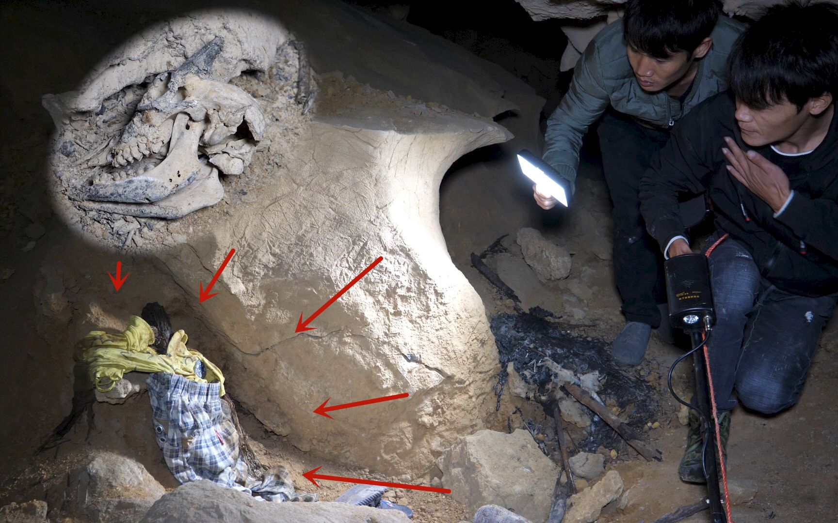 两小伙探索村里最恐怖的山洞,里面有从未见过的东西,胆小勿进